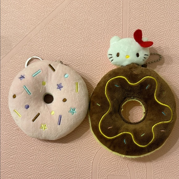Hello Kitty Donut Keychain Set - Picture 2 of 2